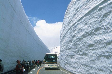 Videó: így készítik a 10 méteres japán hófalat