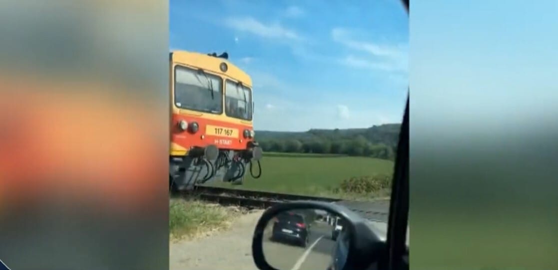 Videón, ahogy egy sofőr a tilos ellenére átszáguld a vonat előtt Váralján