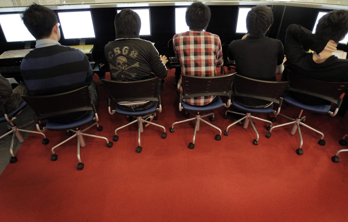 Megszabadulnak öltönyeiktől a japán közszolgák