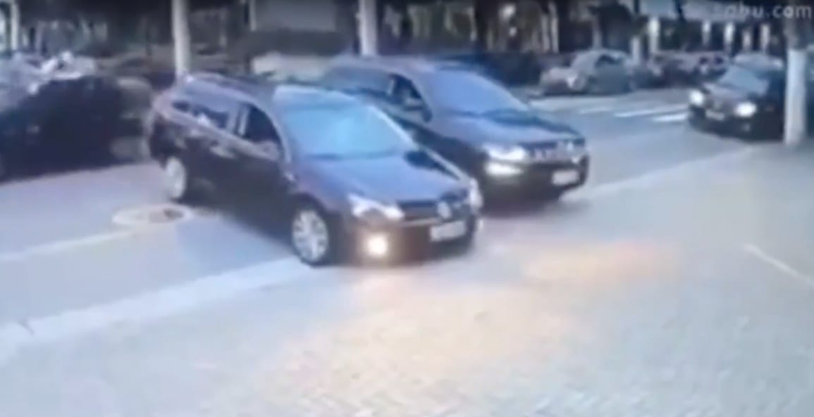Instant karma: keménykedett a Volkswagen-sofőr, 5 másodperc alatt megbánta – videó