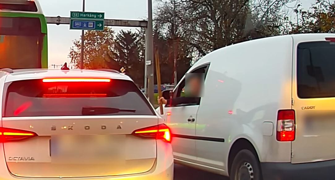 Jogsija sem volt, de bottal fenyegetve akart önbíráskodni egy pécsi ámokfutó - videó