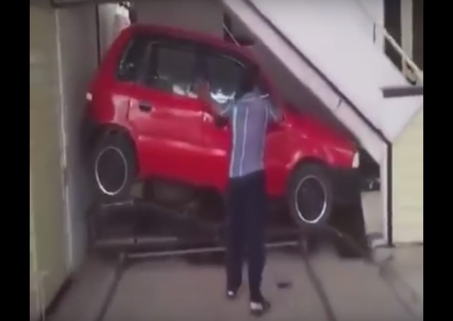 A világ legkisebb garázsában igazi extrém sport a parkolás – videó