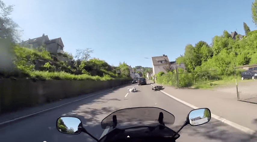 Videó: Hétköznapi hős vette üldözőbe a cserbenhagyó autóst