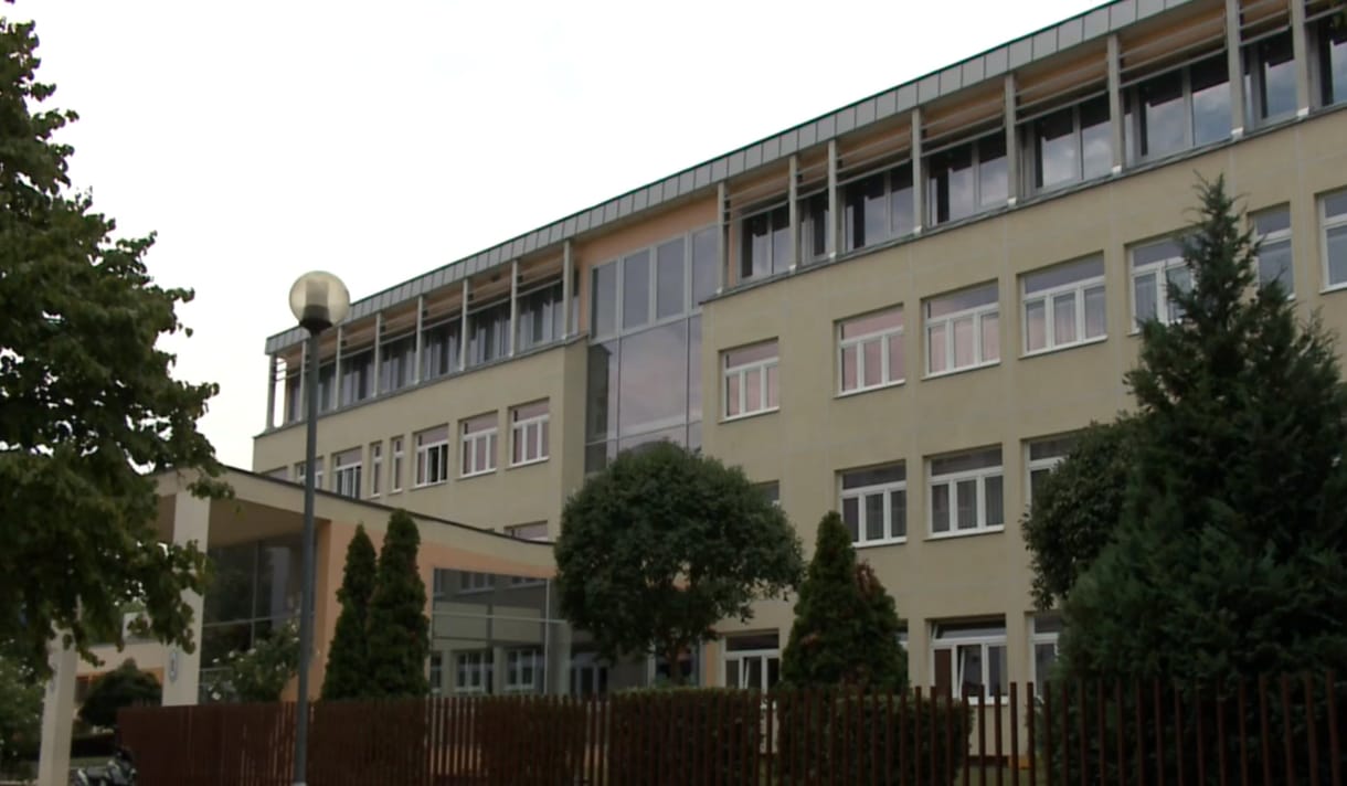 Csak festéket biztosított a Klebelsberg Központ, a tantermeket a szülőknek kellett volna kifesteni