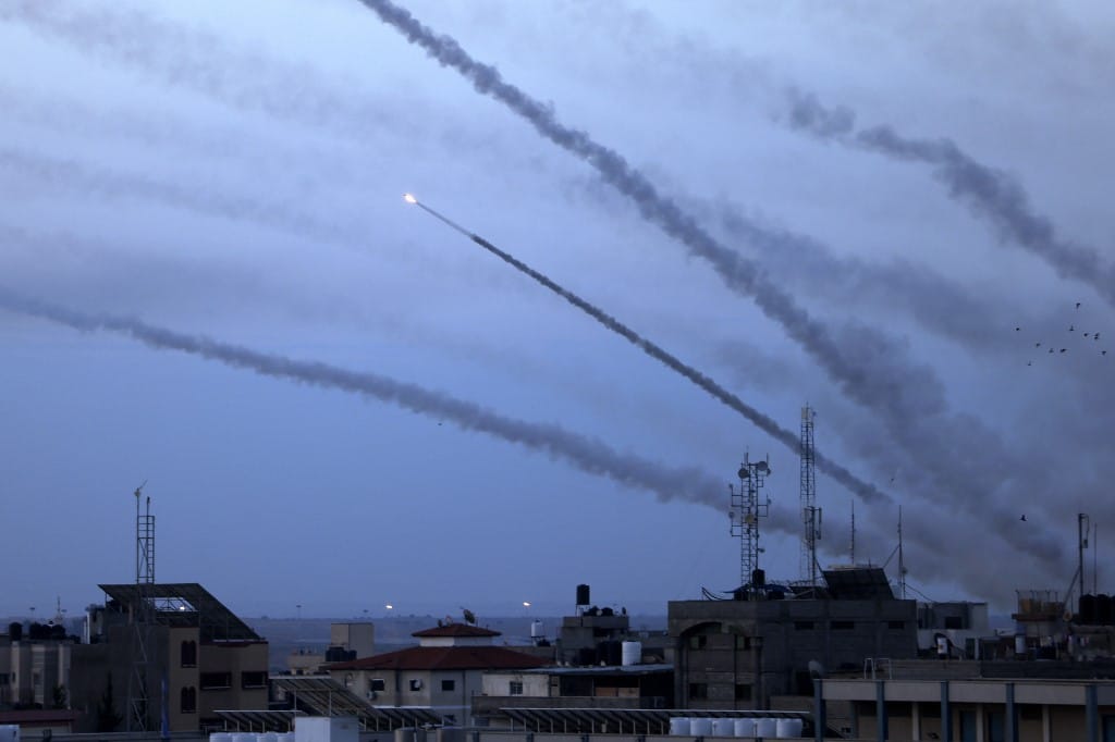 A Hezbollah előbb biztosította a libanoni kormányt, hogy távol marad a konfliktustól, majd elkezdte rakétázni Izraelt