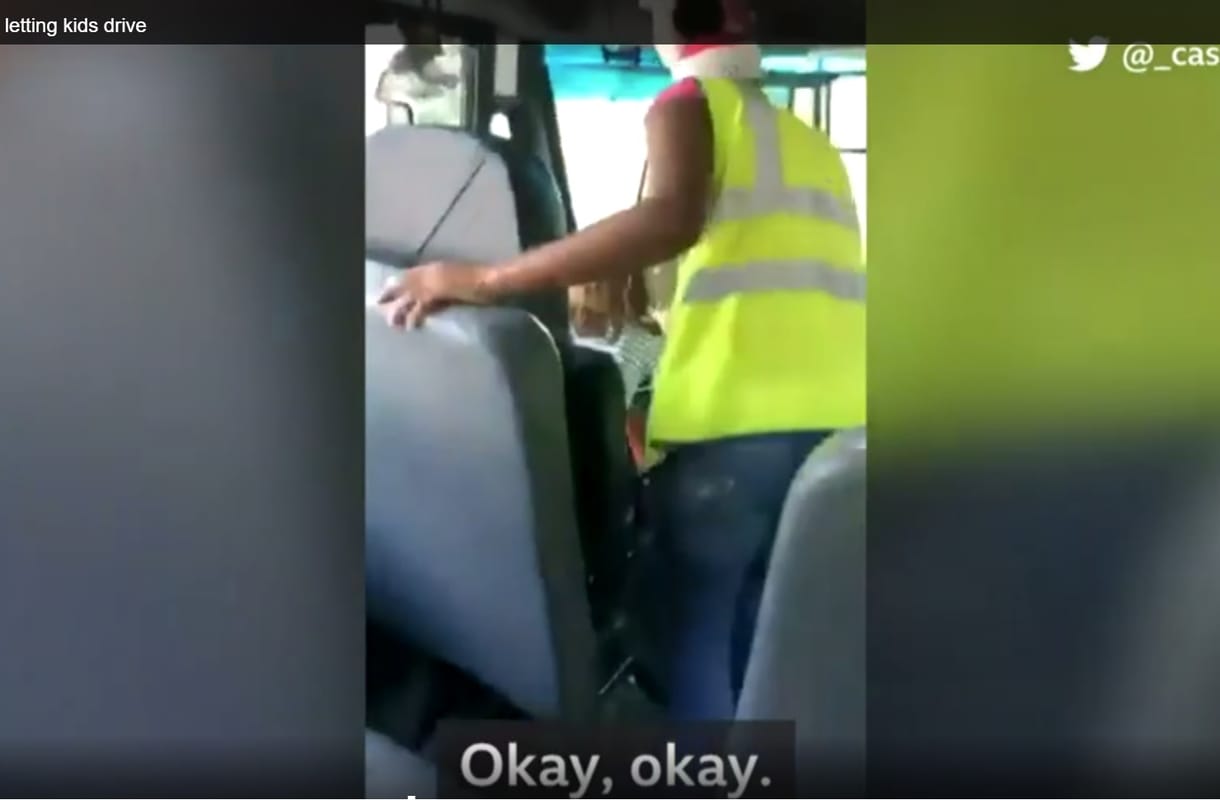 Megengedte a gyerekeknek, hogy vezessék a buszt, kirúgták