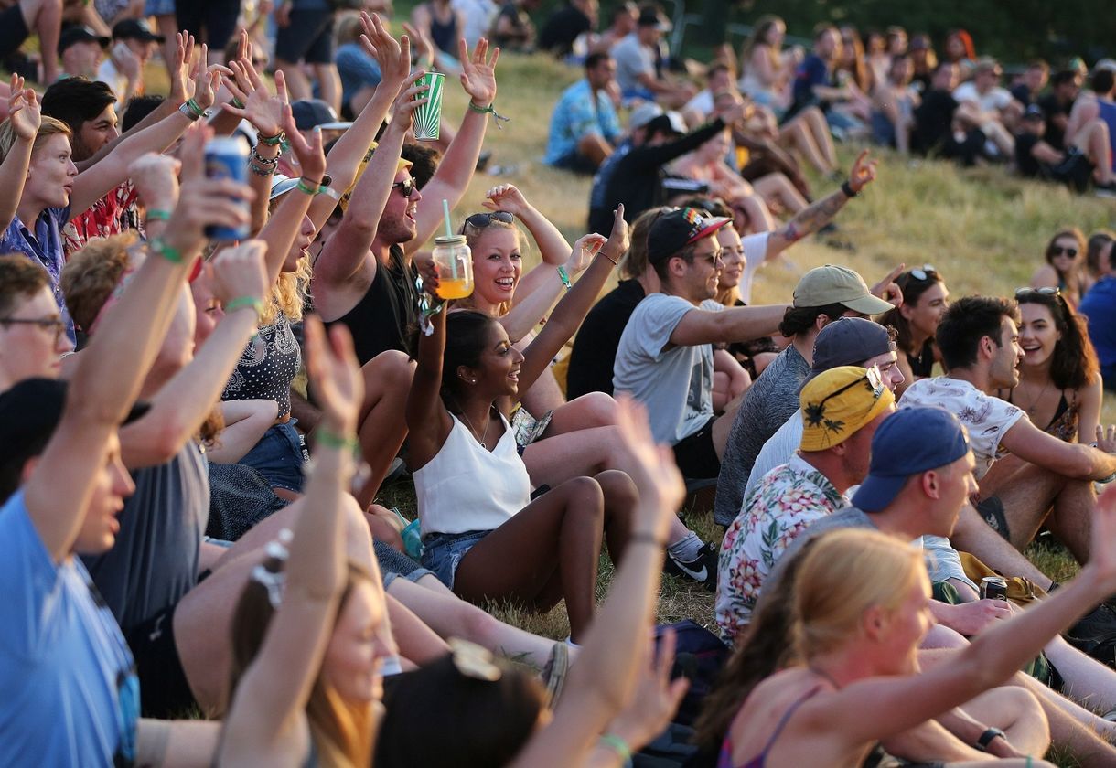 A nyilvános vizelés miatt annyi drog került a Glastonbury Fesztivál melletti folyóba, hogy az már veszélyes a környezetre