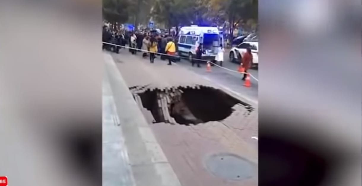 Váratlanul beszakadt az egész járda egy nő alatt Kínában - videó