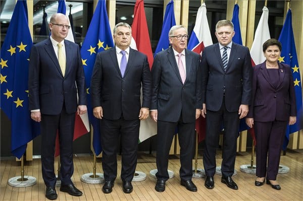 Megeteti Juncker a V4-et