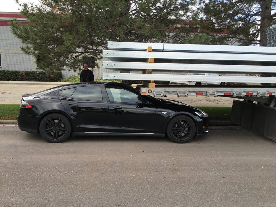 Önvezető módban okozott balesetet a Tesla
