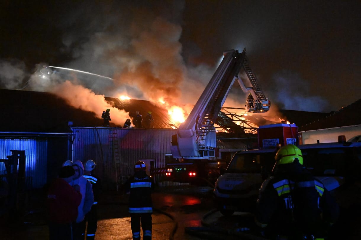 Kigyulladt egy négyezer négyzetméteres épület a 18. kerületben