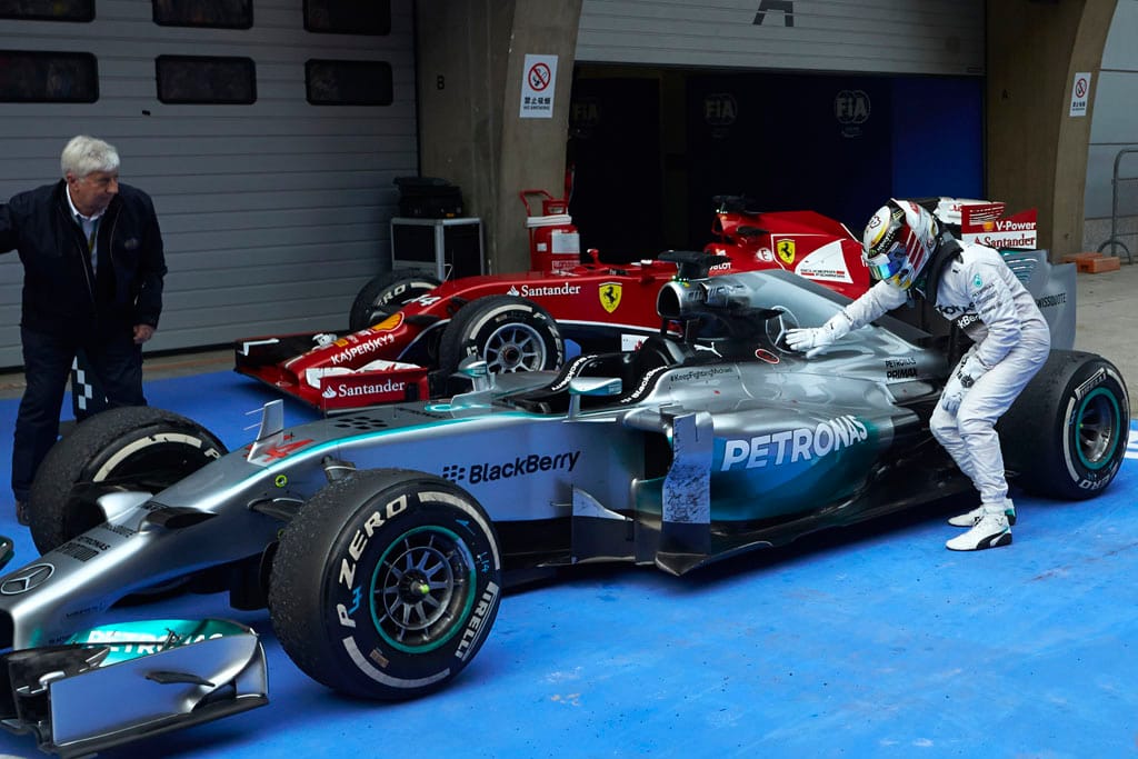 Forma–1: Lewis Hamilton belecsúszott a gumifalba
