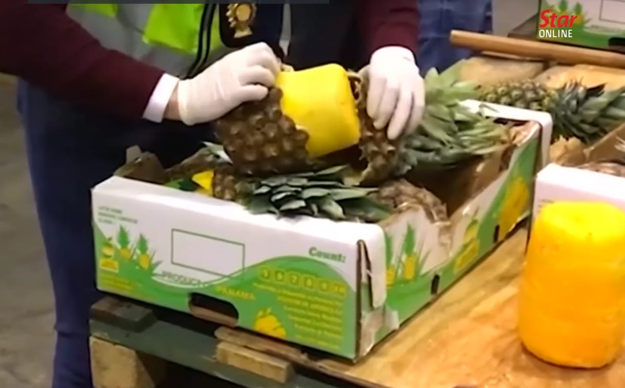 Ananászba rejtve csempészték a több száz kiló kokaint – videó