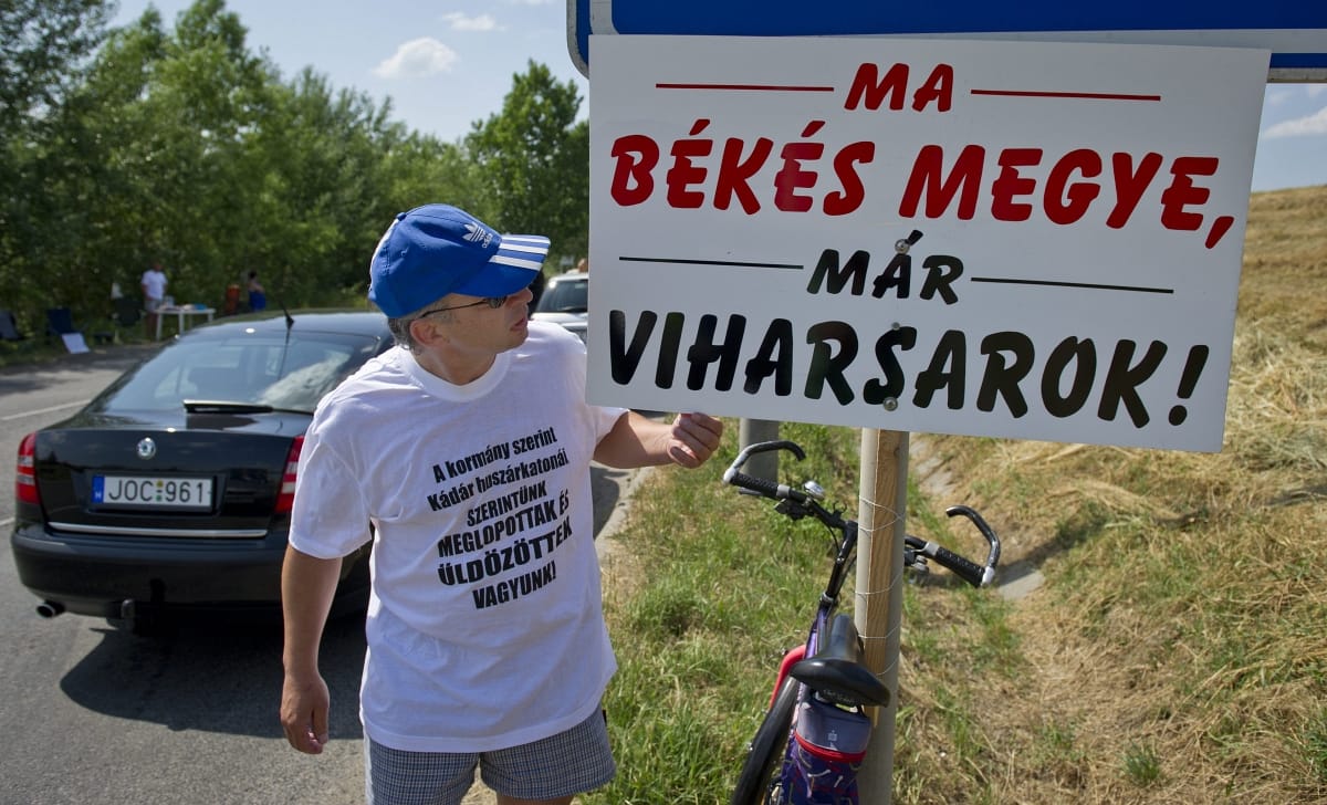 Félpályás útlezárással tiltakoznak a Békés megyei rendvédelmisek