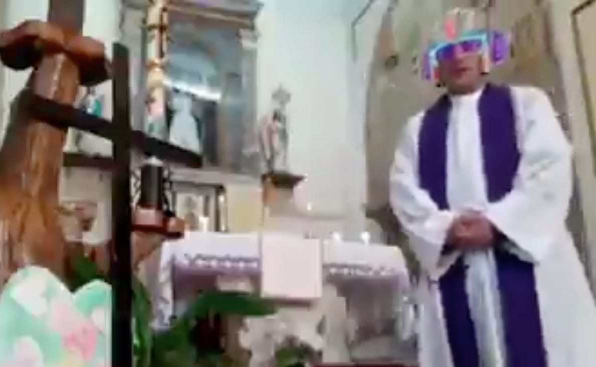 Videó: Élőben közvetítette a misét egy olasz pap, de bekapcsolva maradtak az effektek
