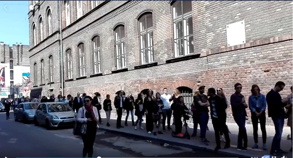 Pécstől a budapesti Kertész utcáig kígyóznak a sorok a szavazóurnák előtt