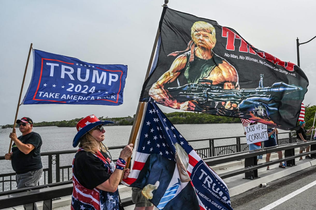 Donald Trump belső körében egyre inkább tudni szeretnék, ki küldte az exelnökre az FBI-t