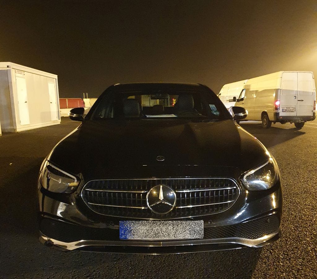 Nem jött össze az autótranszport, két nagy értékű kocsi akadt fenn a határon