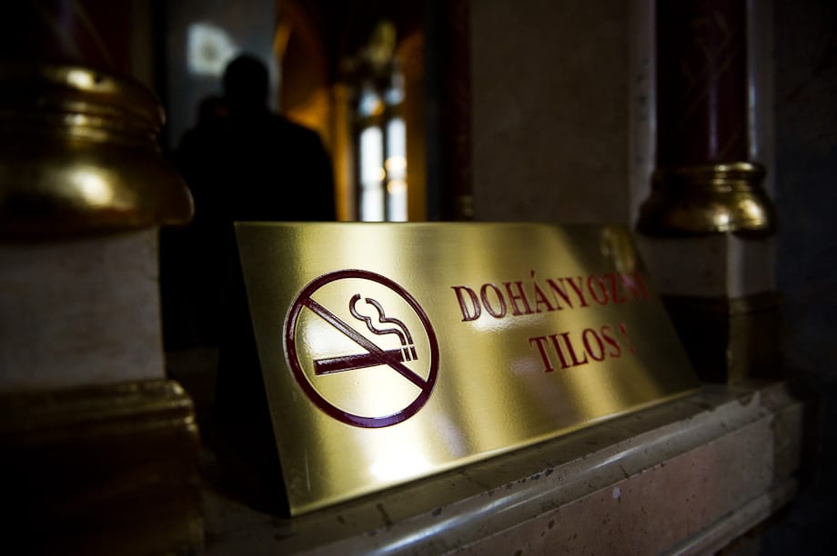 Eldőlt: betiltják a dohányzást a romániai kocsmákban is