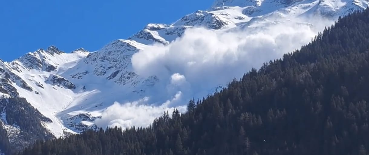 Megindult a lavina a hegy tetejéről, de ami utána jött, olyat nagyon ritkán látni – videó