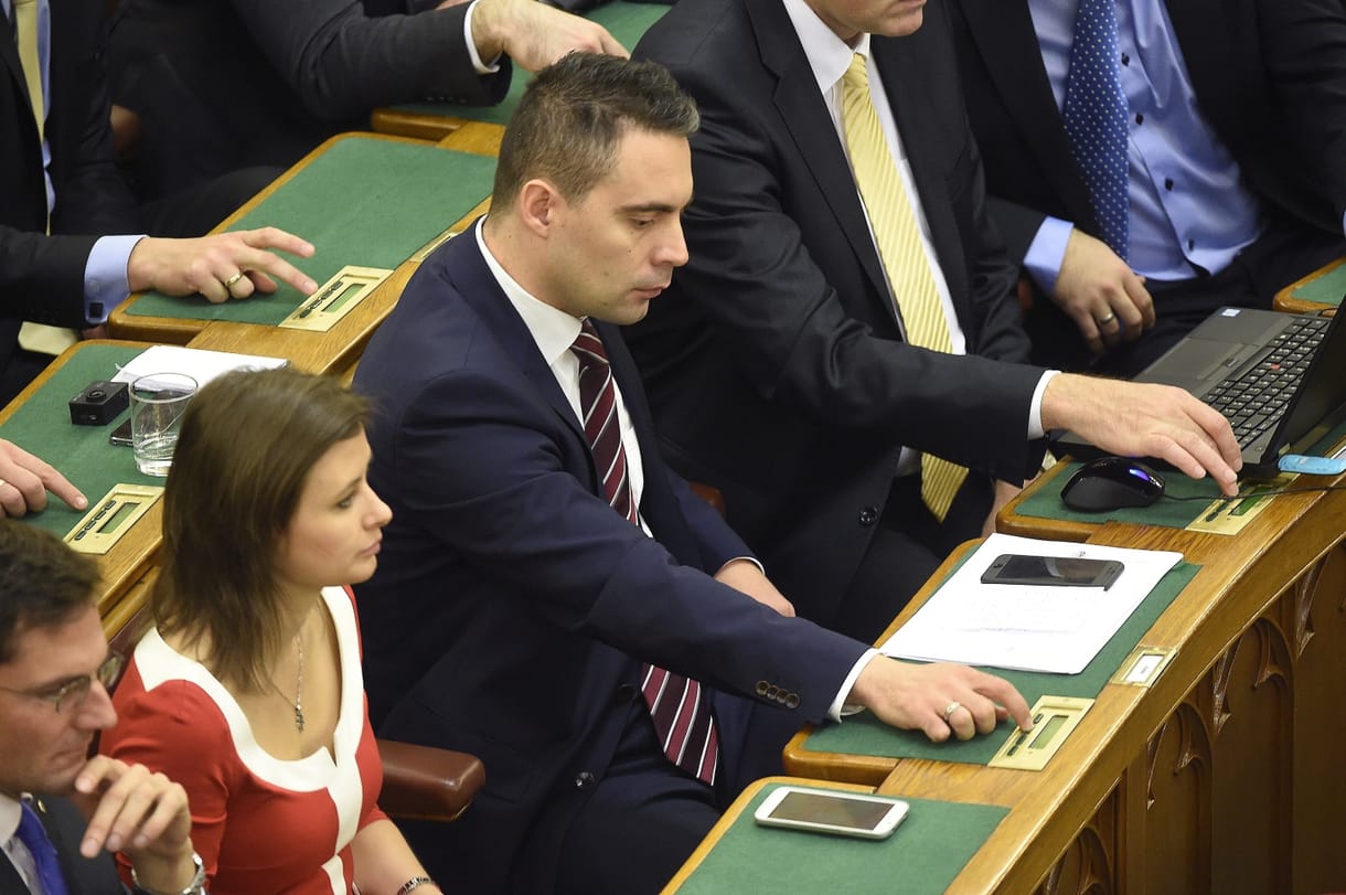 Fegyverkereskedővel hozta hírbe Vonát a kormánypárti lap
