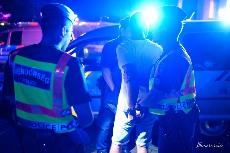 Ittasan balesetet okozott, majd az ágyneműtartóban bújt el a rendőrök elől egy férfi Józsefvárosban