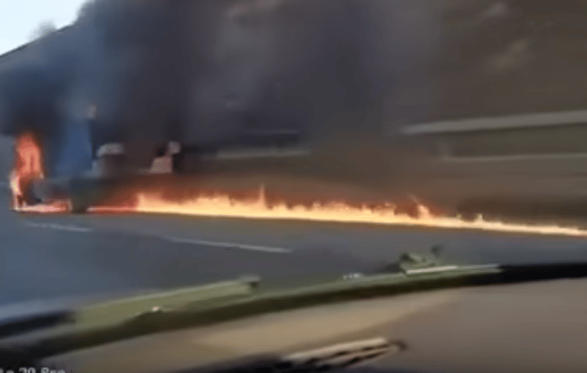 Videó: kisteherautó lángolt az M0-son
