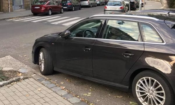 A nap fotója: ha sehol sincs hely, parkolj a kereszteződésben