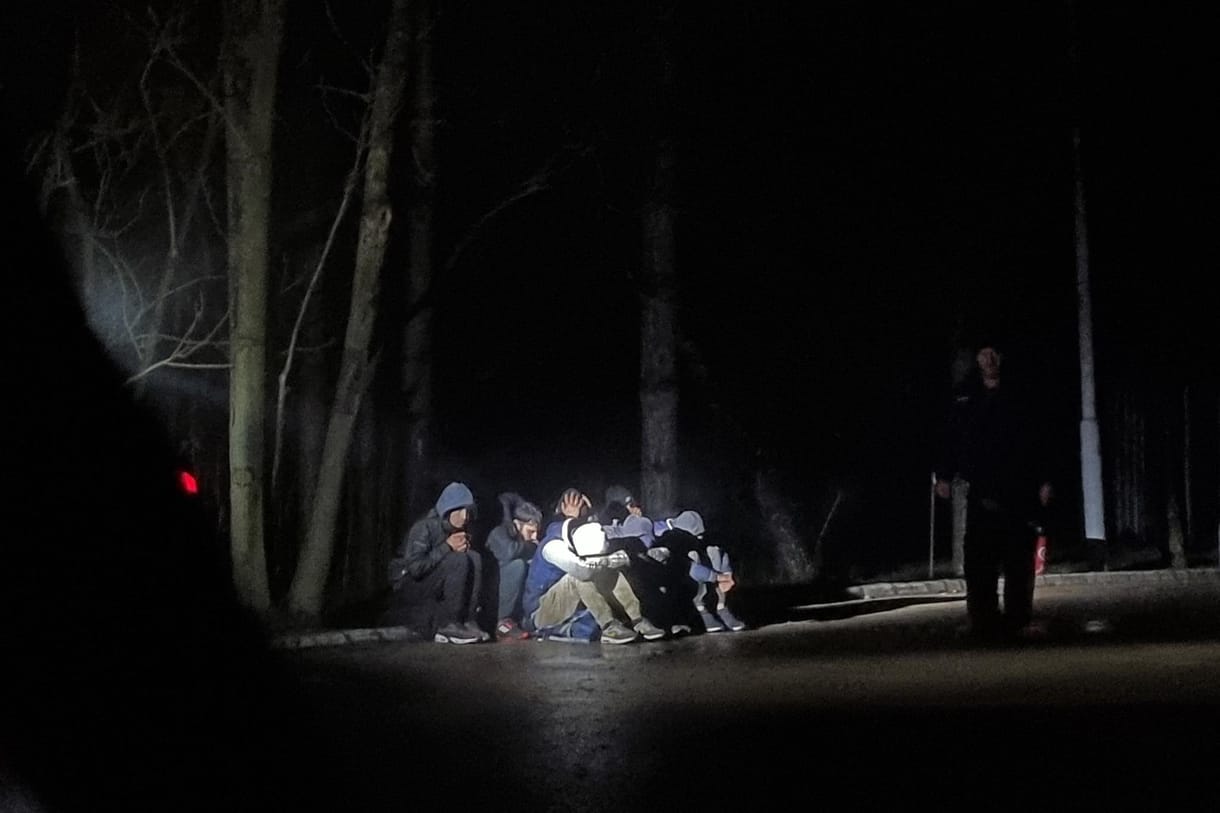 Bemutatjuk, hogyan jutnak át a határkerítésen a menekültek, és hogyan kapják el őket a polgárőrök