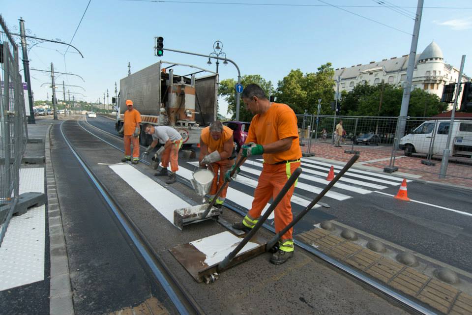 Érdemes vigyázni: új zebrát festettek a Margit híd elé – fotók