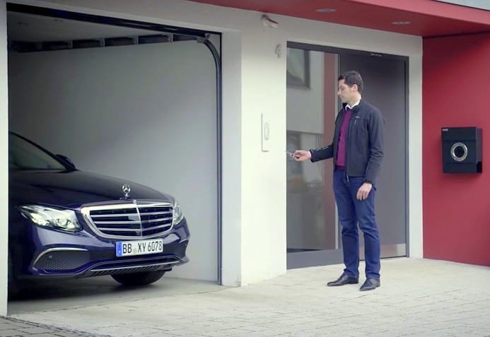 Ilyen egyszerű okostelefonnal távirányítani az új Mercedes-Benz E-osztályt - videó
