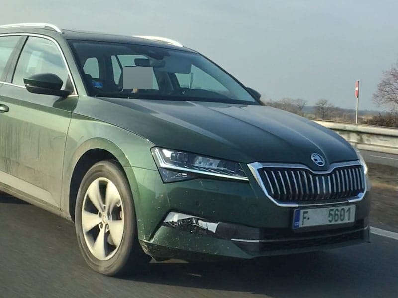 Fotók: nem nagyon álcázzák a frissített Skoda Superbet, de nincs is mit