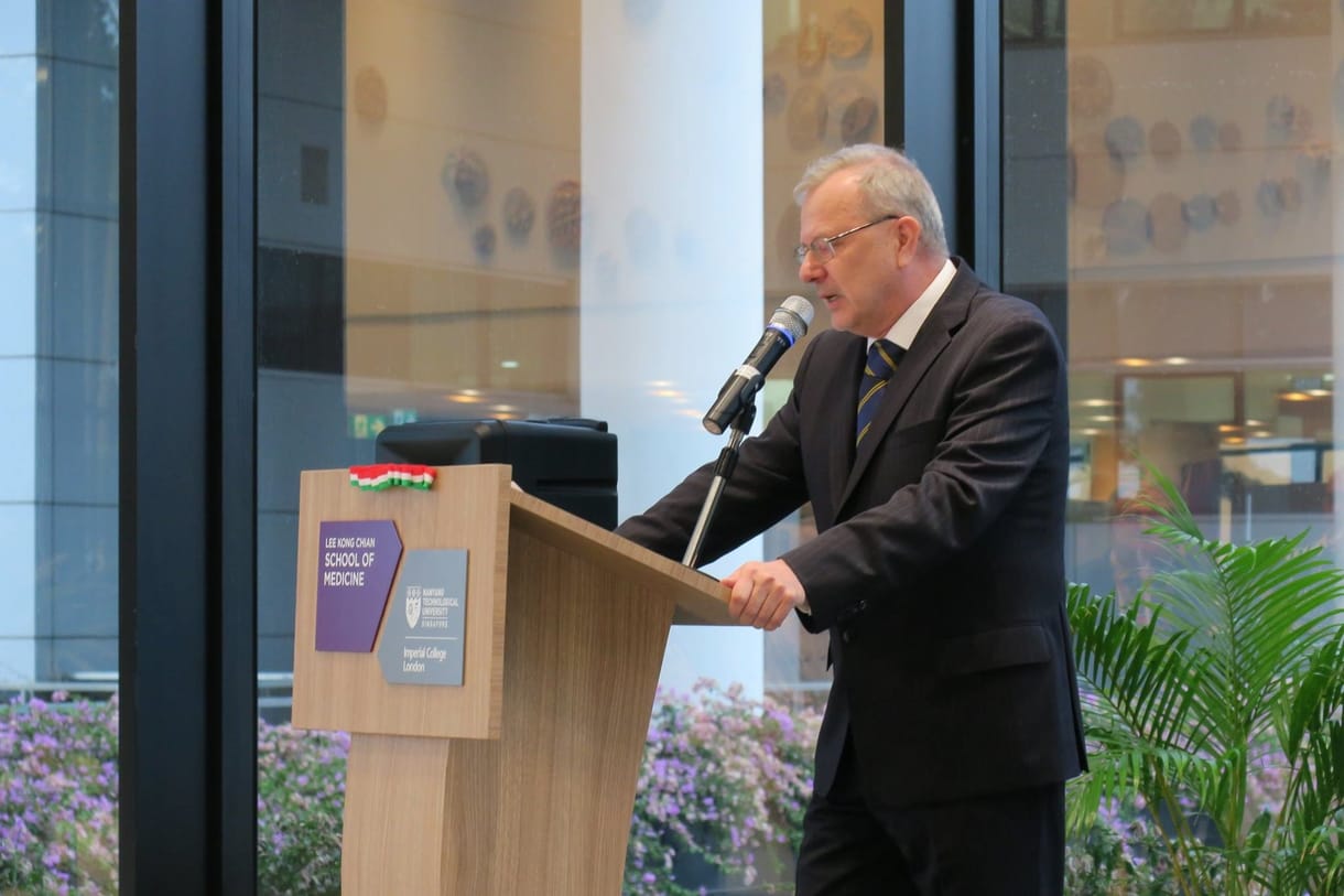 Kemény bírálat Oxfordból az egykori akadémiai intézetek vezetőjének
