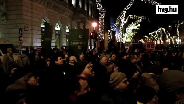 Orbán félt szembenézni a tömeggel - videó