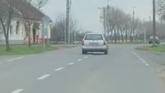 Kreatív magyarázattal állt elő egy autós: azért szlalomozott a forgalmas úton, hogy megmozgassa benzint a tankban – videó
