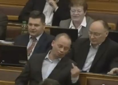 Szanyi Tibor nemcsak joggal intett be a parlamentben, de még pénzt is kap érte
