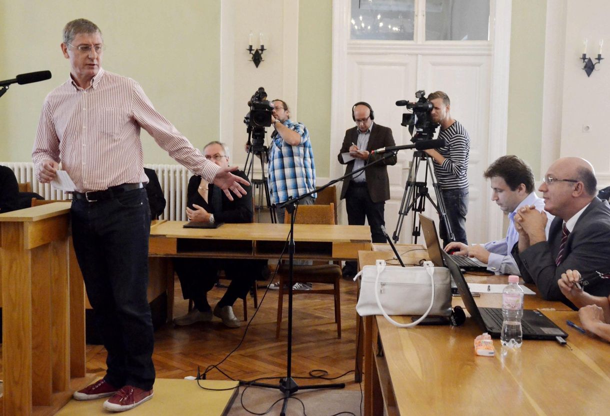 Tornacipőben tett vallomást Gyurcsány – fotóval
