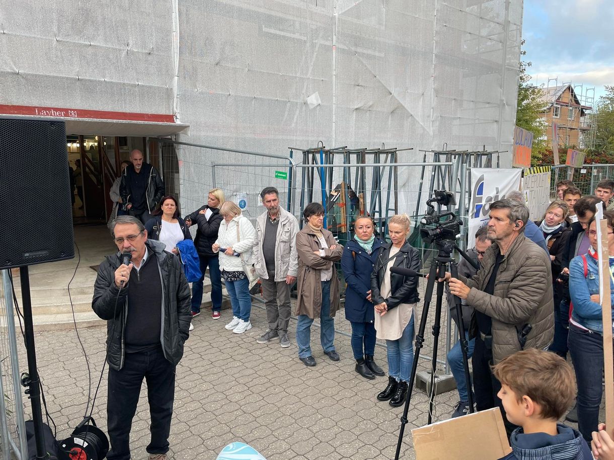 Négy részre bombázzák a gödöllői gimnáziumot - juszt se engedik az online oktatást