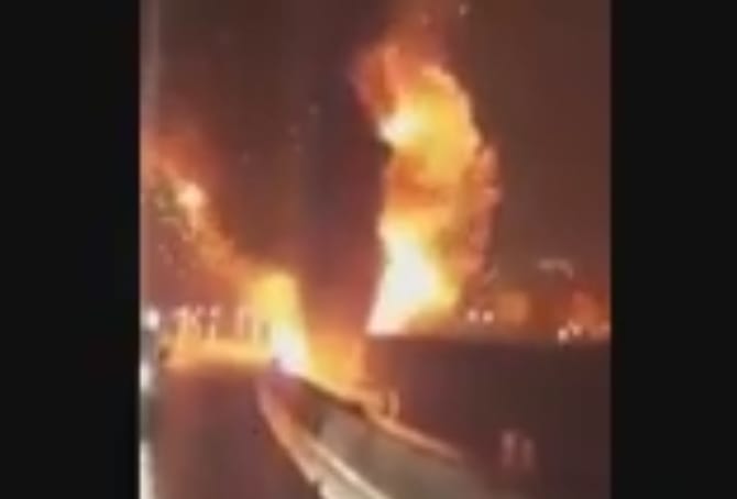 A kamerás orra előtt borult és robbant fel egy tartálykocsi – videó