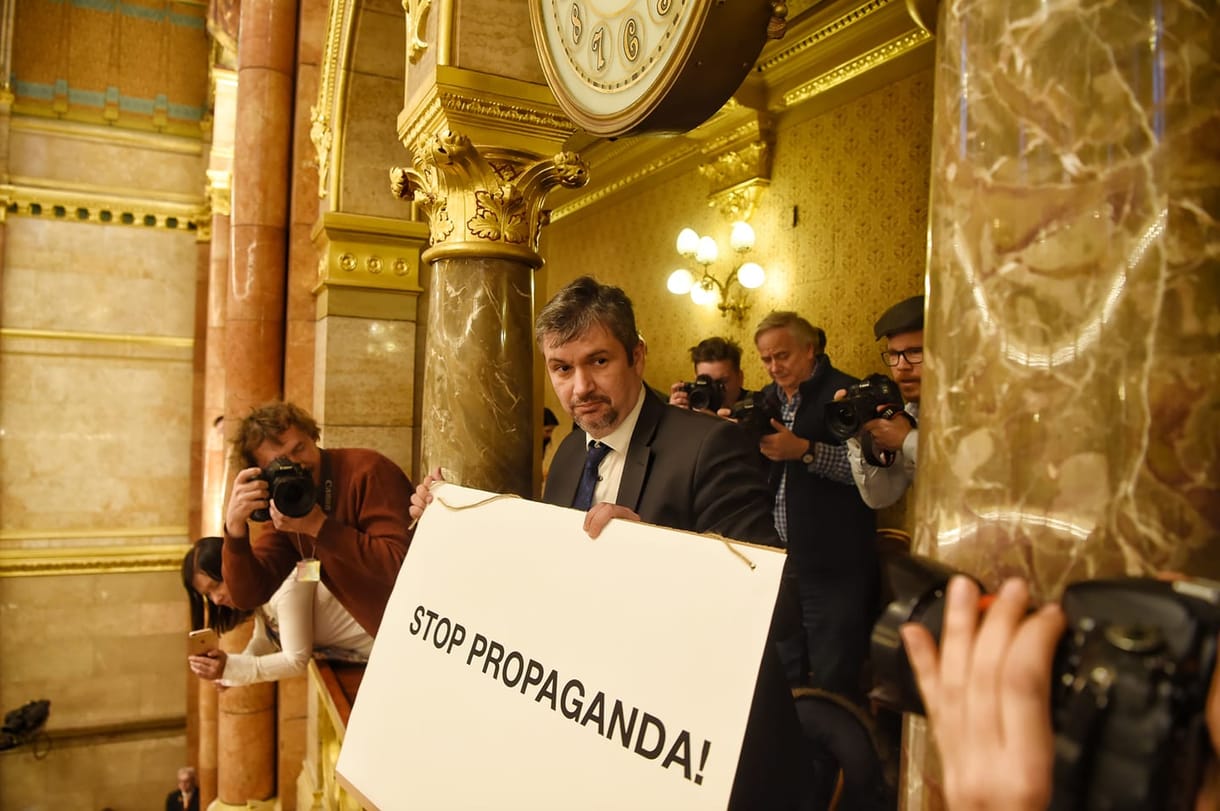 Stop propaganda! Megint táblával akciózott Hadházy a parlamentben – videó