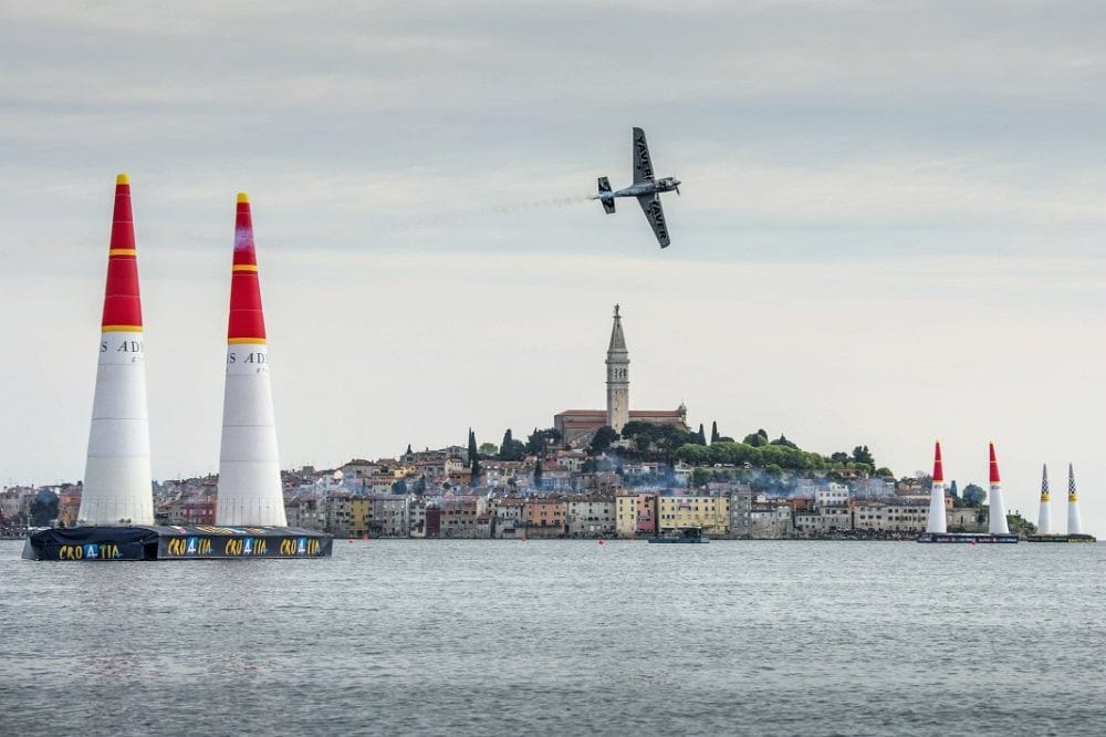 Új géppel repül el a Duna felett Besenyei Péter