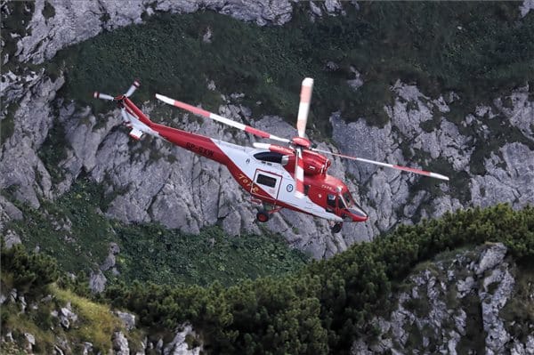 Helikopterrel érkezett mentőegység a Tátra barlangjában rekedt két férfihoz - fotók