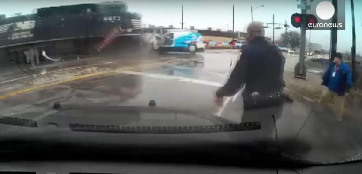 Széttrancsírozta a dízelvonat az autót - videó