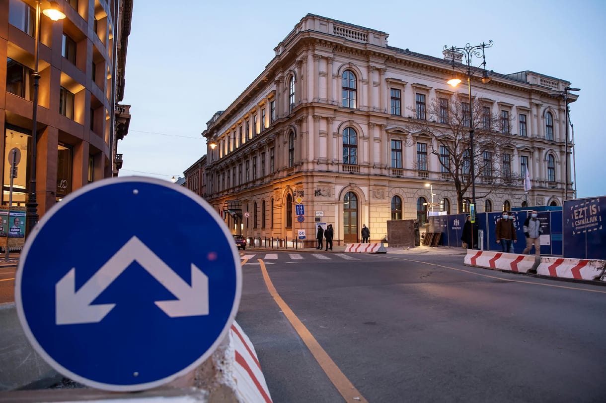 Orbán Viktor elvileg bármikor megtehetné, mégsem tudni, mikor hívja fel Putyint az orosz kémbank miatt