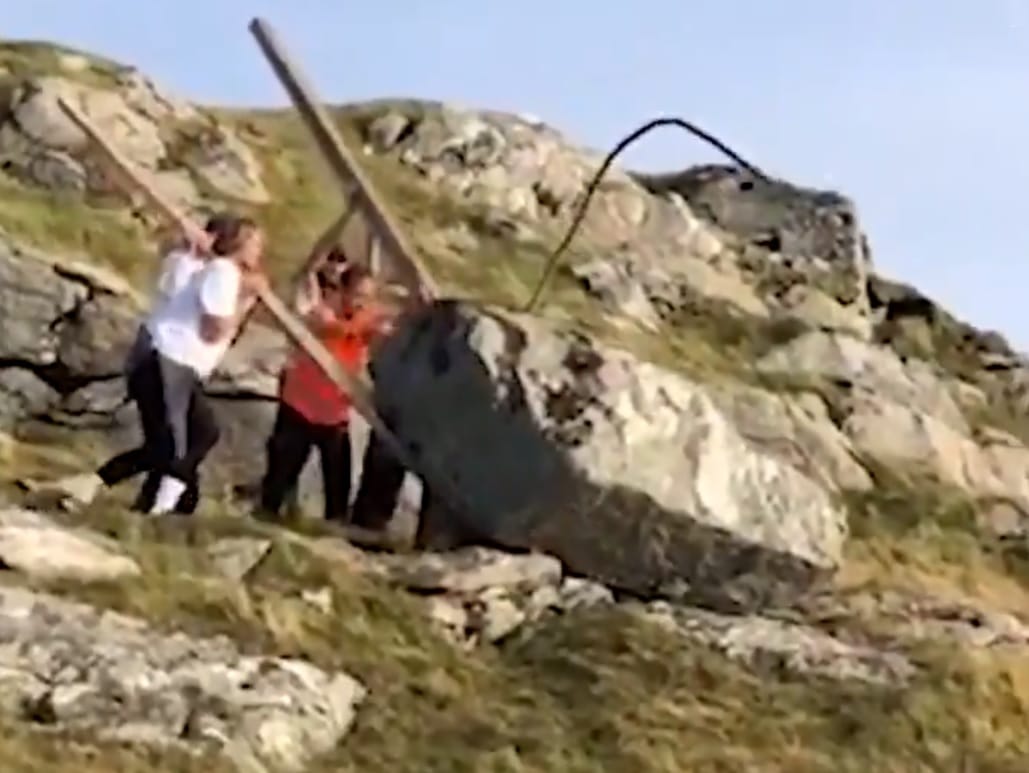 Olcsó játék hülyegyerekeknek: sziklát görgetni a hegyoldalban - videó