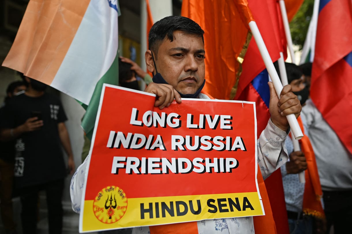 India próbál kedves lenni az oroszokkal és az amerikaiakkal is Kína miatt