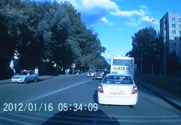 Ilyen egy szerencsés kimenetelű autós gázolás - videó