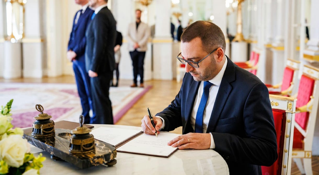 Lecsapott a kormányzati bunkósbot – mit jelent a Szuverenitásvédelmi Hivatal eljárása a Transparency és az Átlátszó ellen?