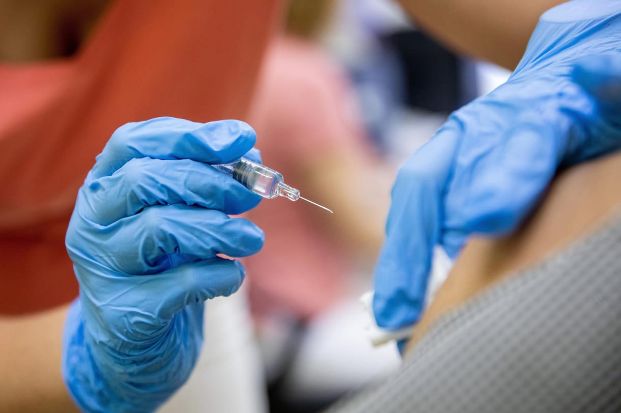 Meredekebben csökken a Sinopharm-, a Szputnyik- és az AstraZeneca-oltások hatékonysága egy új magyar kutatás szerint