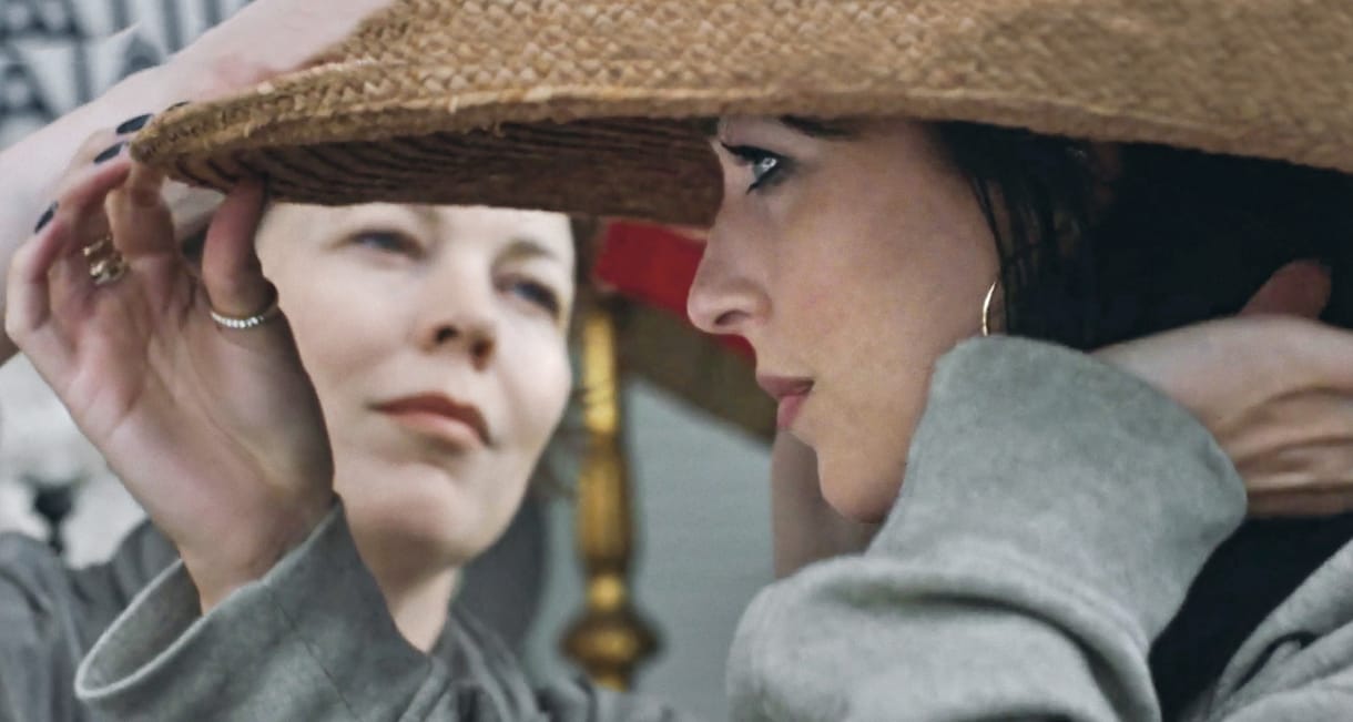 Kendőzetlenül beszél az anyaságról Maggie Gyllenhaal Oscar-esélyes első rendezése